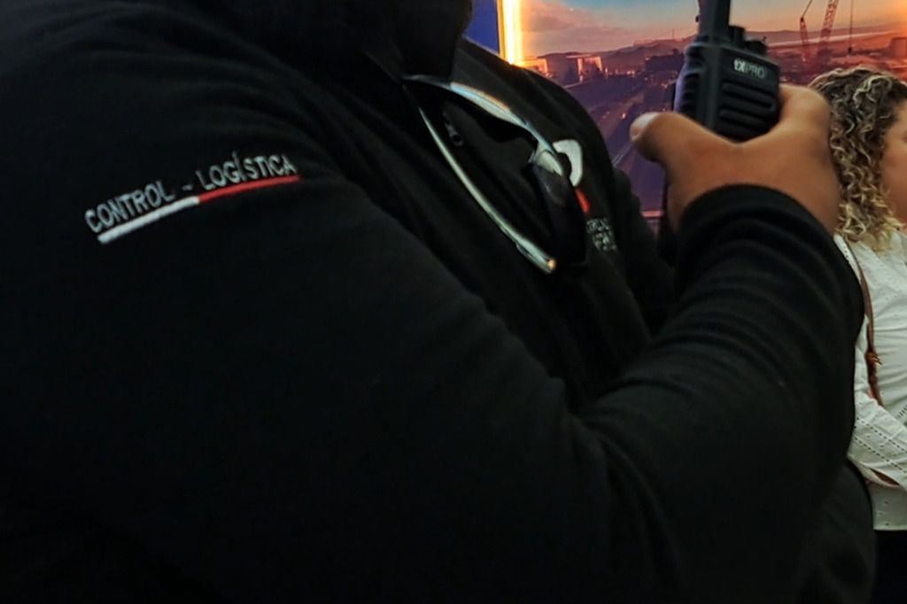 Personal de control y logística usando un radio portátil, sector Seguridad