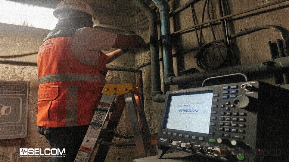 T&eacute;cnico de SELCOM instalando equipo